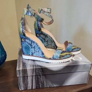 Stylish Blue Snake Print Wedge Sandals